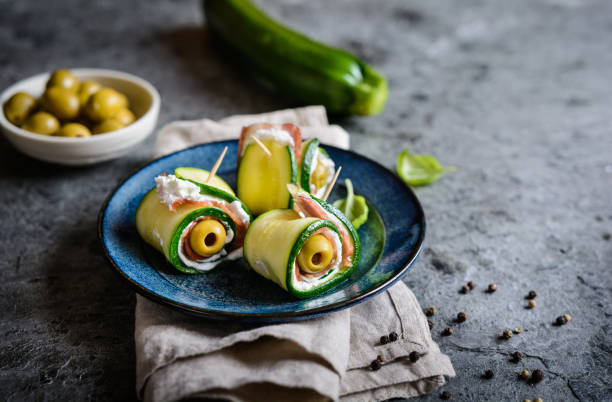 rolled zucchini slices stuffed with bacon, cream cheese and olive - olive green olive stuffed food imagens e fotografias de stock