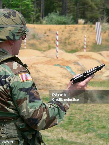 Intervalo De 9 Mm - Fotografias de stock e mais imagens de Alvo - Alvo, Apontar, Arma de Fogo