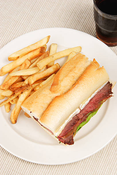 sándwich de carne de res asada y brie - bread food french currency freshness fotografías e imágenes de stock