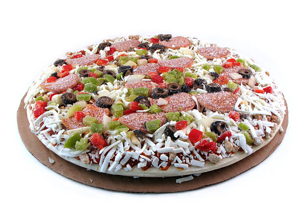 pizza congelada - pepperoni pizza green olive italian cuisine tomato sauce imagens e fotografias de stock