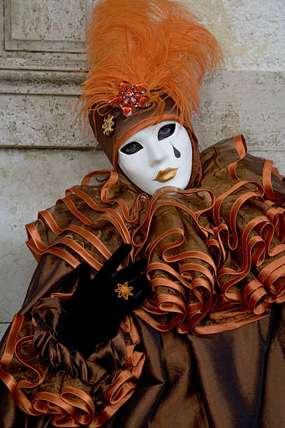 kobieta maska z harlequin kostium na karnawał w wenecji (xxl - venice italy mask harlequin venice carnival zdjęcia i obrazy z banku zdjęć