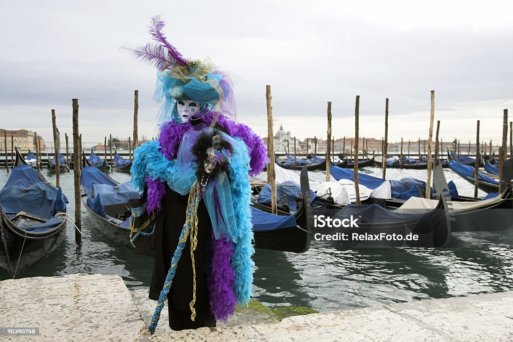 Hermosa mujer de la máscara en Gran Canal en Venecia (XXL - Foto de stock de Actuación - Representación libre de derechos
