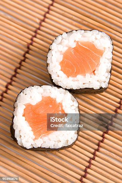 Sushi Z Łososia - zdjęcia stockowe i więcej obrazów Azja - Azja, Bez ludzi, Bułka
