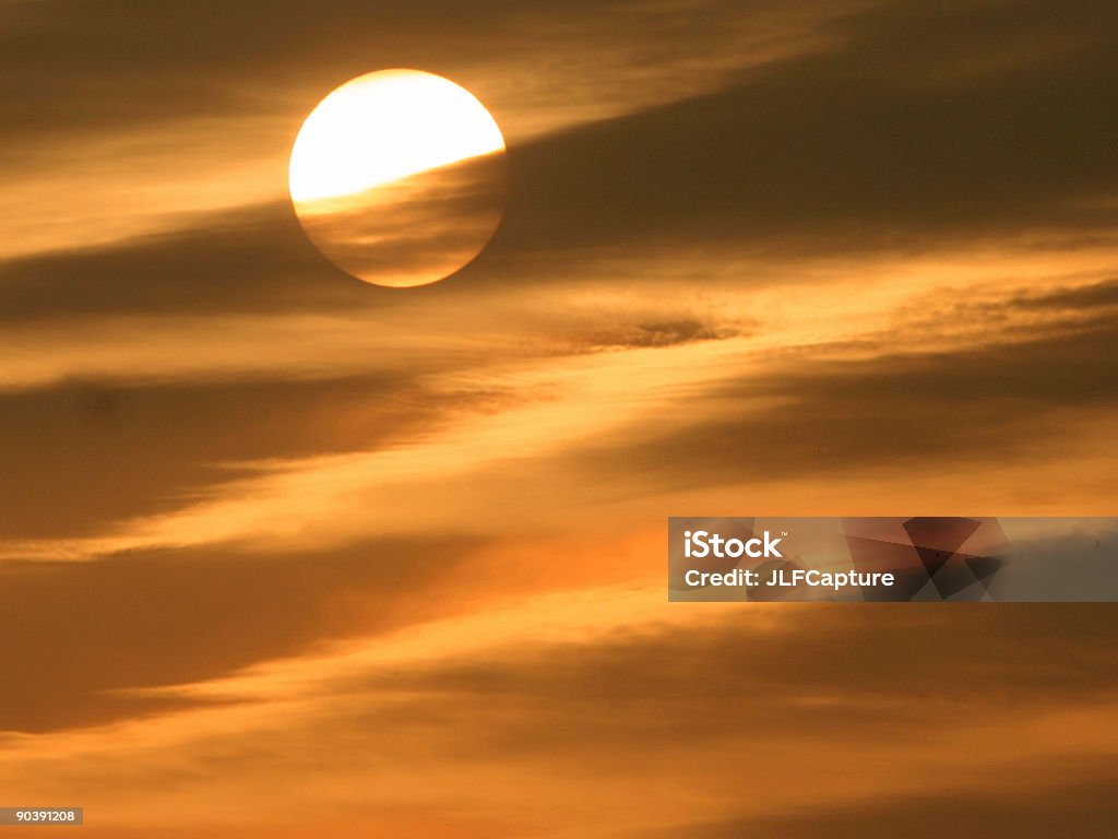 Righe in un tramonto dorato cielo - Foto stock royalty-free di Ambientazione