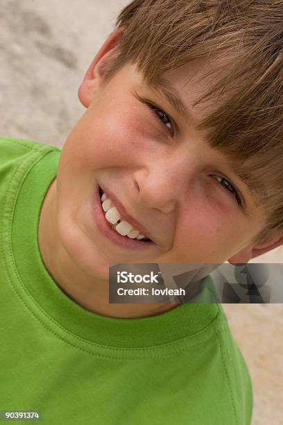 Niño Sonriente Foto de stock y más banco de imágenes de Alegre - Alegre, Alegría, Cara humana