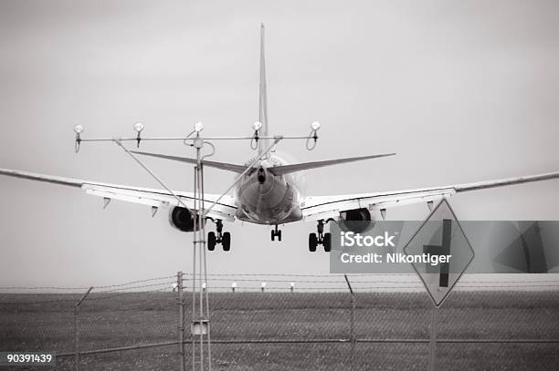 Toccare Il Basso - Fotografie stock e altre immagini di Aeroplano - Aeroplano, Aeroporto, Ala di aeroplano
