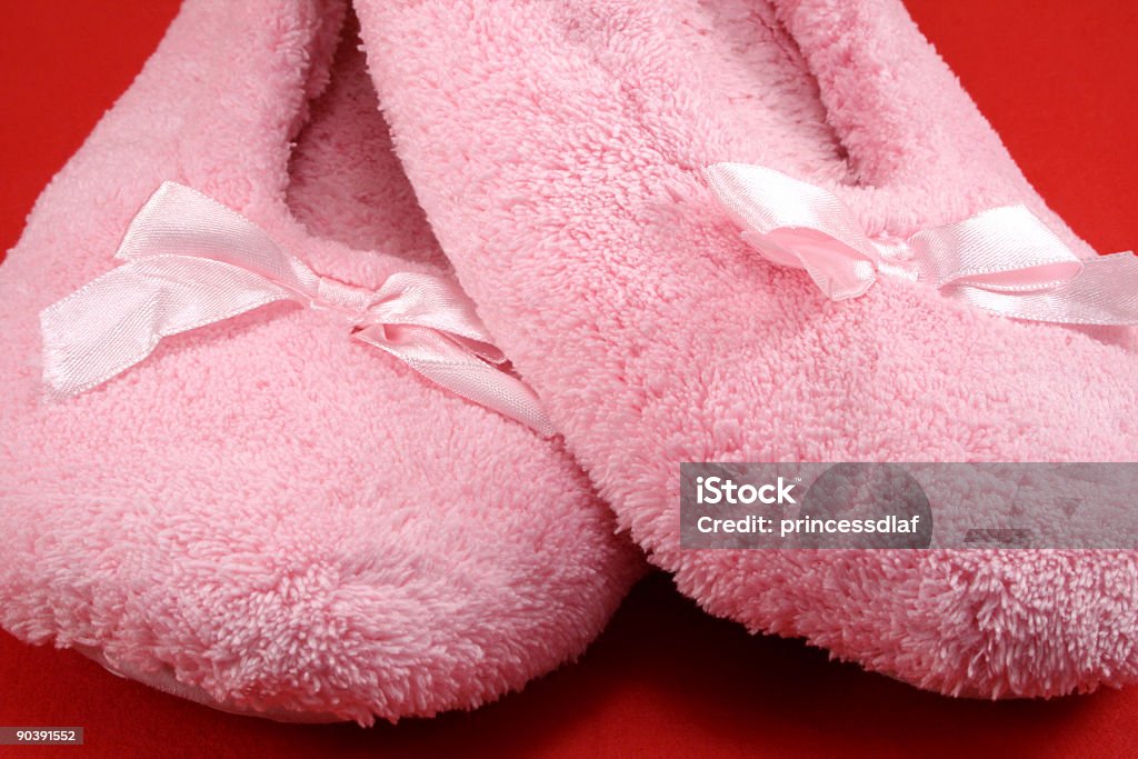 Rosa Fuzzy pantofole - Foto stock royalty-free di Abbigliamento