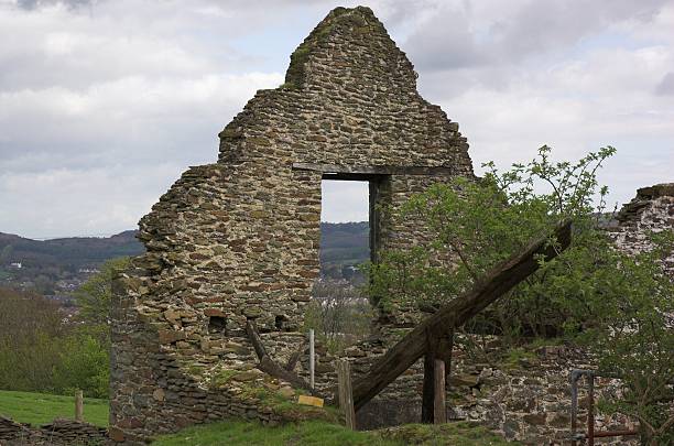 demolito gable end e finestra - gable end foto e immagini stock