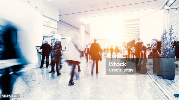 Foto de Turva A Multidão De Pessoas Em Um Ambiente Futurista e mais fotos de stock de Feira de Exposições