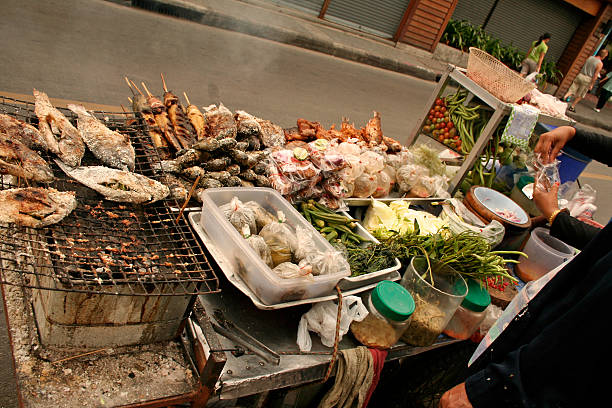 box tailandês comida de rua de bangkok na estrada - bangkok mcdonalds fast food restaurant asia - fotografias e filmes do acervo