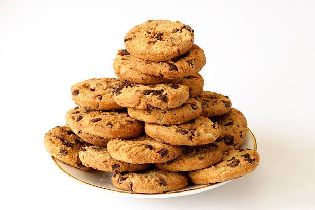 placa de las cookies - chocolate chip cookie cookie chocolate stack fotografías e imágenes de stock