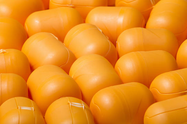 желтый добрее яйцо игрушка box на деревянном фоне. - kinder surprise стоковые фото и изображения