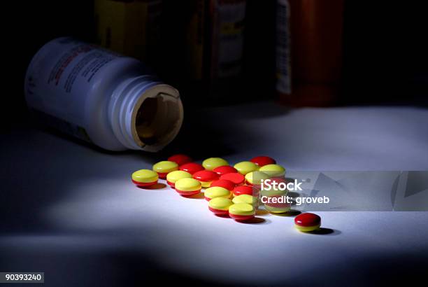Foto de Pílulas E Garrafa e mais fotos de stock de Comprimido - Comprimido, Cápsula, Dependência