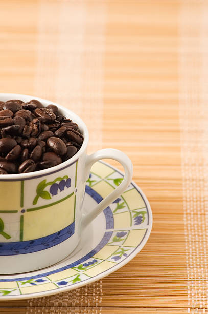 Tasse de café avec les grains & - Photo