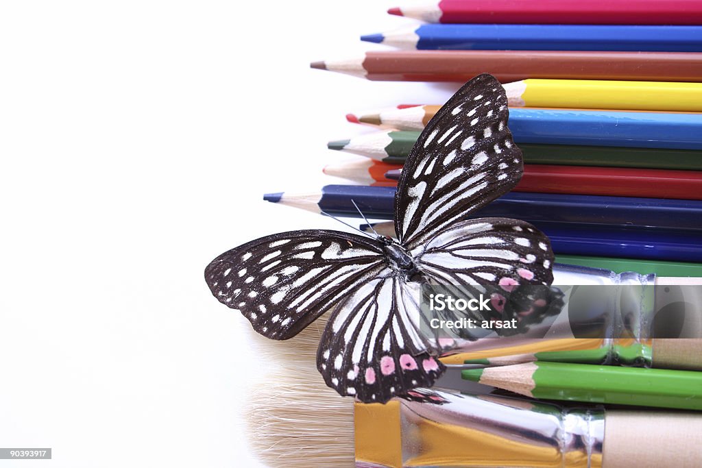 Mariposa sentado sobre las herramientas de artista - Foto de stock de A la moda libre de derechos