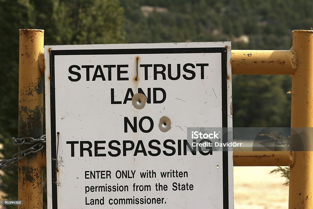 State fiducia Land No Trespassing-segnale inglese - Foto stock royalty-free di Governo