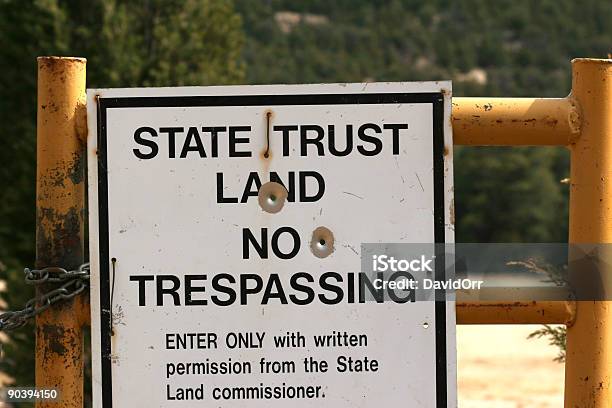 State Fiducia Land No Trespassingsegnale Inglese - Fotografie stock e altre immagini di Governo - Governo, No Trespassing-segnale inglese, Ambientazione esterna