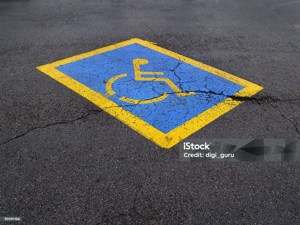 Place de stationnement pour les personnes à mobilité réduite - Photo de Accessibilité aux personnes handicapées libre de droits