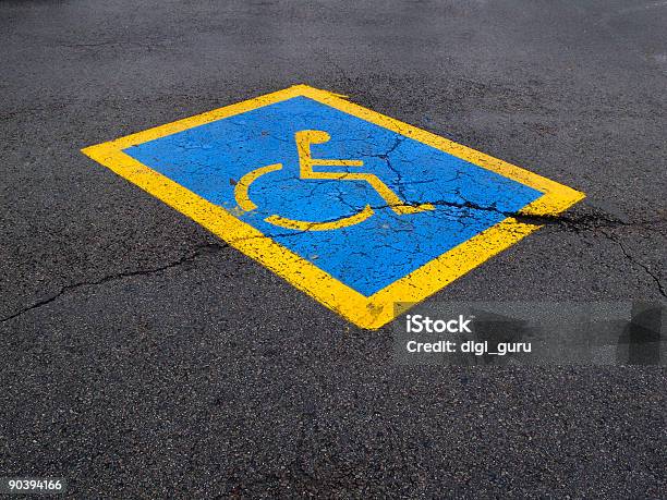 Parcheggio Per Disabili - Fotografie stock e altre immagini di Accesso con la sedia a rotelle - Accesso con la sedia a rotelle, Accesso per disabili, Ambientazione esterna