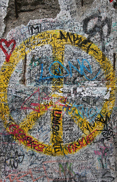 simbolo della pace graffiti - berlin wall foto e immagini stock