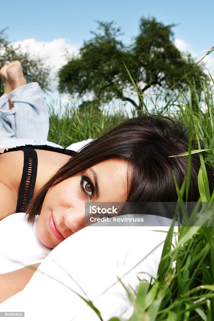 Brunette Girl con ojos cafés al aire libre - Foto de stock de A la moda libre de derechos