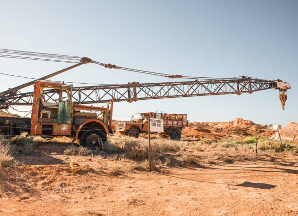 Old Mining Machinery in Coober Pedy Old Abandoned machimery in opal mining fields, Famous Australian Outback Tourist destination miners cabin stock pictures, royalty-free photos & images