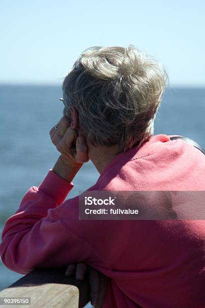 Contemplação No Oceano - Fotografias de stock e mais imagens de 60-69 Anos - 60-69 Anos, Adulto, Antigo