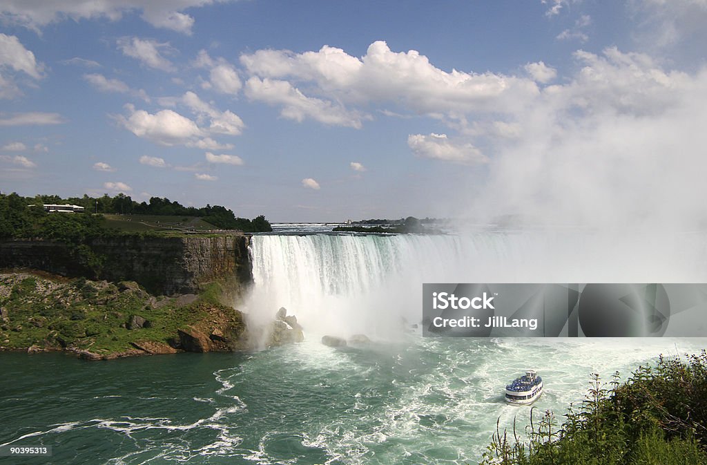 Maid of the Mist no Niagara Falls - Foto de stock de Aventura royalty-free