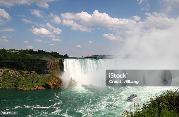 Foto de Maid Of The Mist No Niagara Falls e mais fotos de stock de Aventura - Aventura, Barco Maid of The Mist, Barco de Turismo