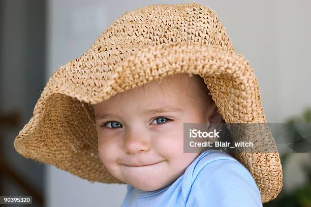 Ребенок В Большой Шляпе — стоковые фотографии и другие картинки Большой - Большой, Весёлый, Выражение лица