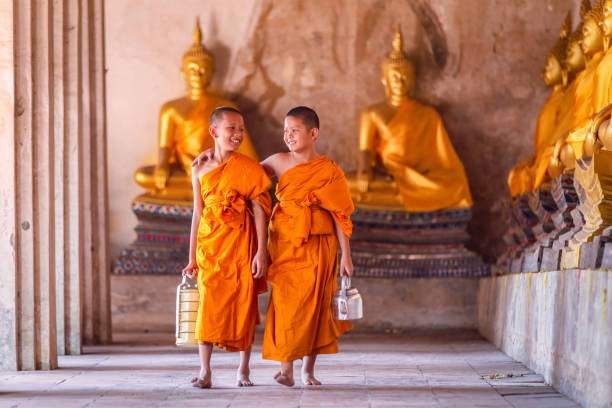 due novizi monaco che camminano e parlano nel vecchio tempio - novice buddhist monk foto e immagini stock