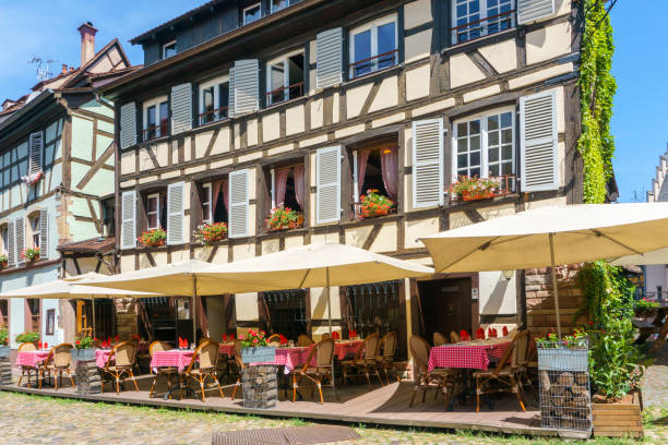 caffè e ristorante a petite-france a strasburgo - la petite france foto e immagini stock