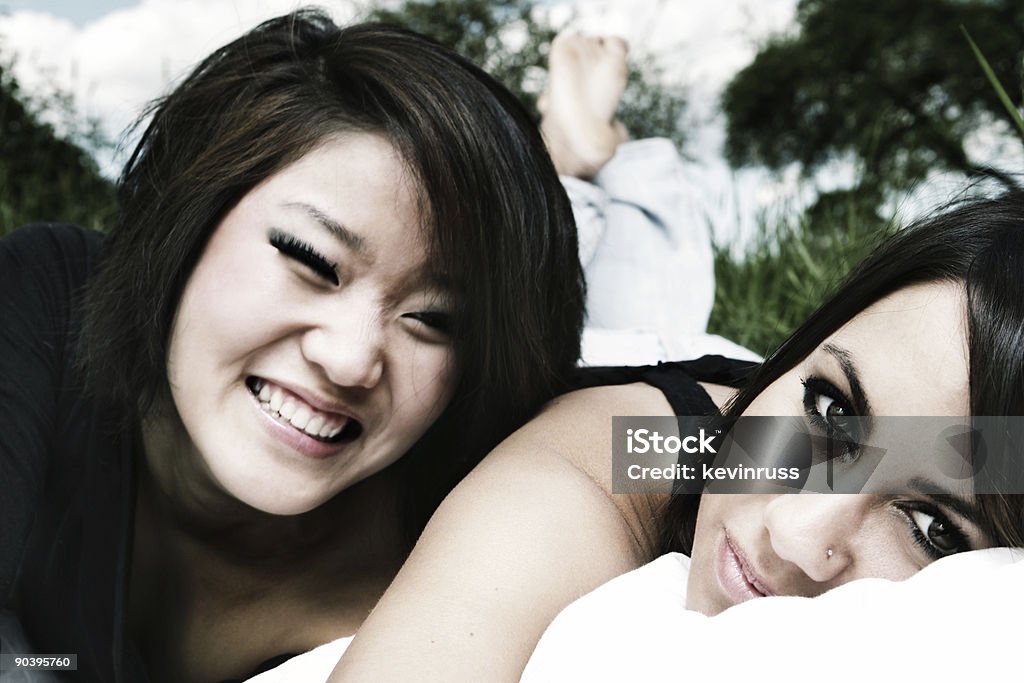 Asiática feliz e seu amigo pôr fora - Royalty-free Adolescente Foto de stock