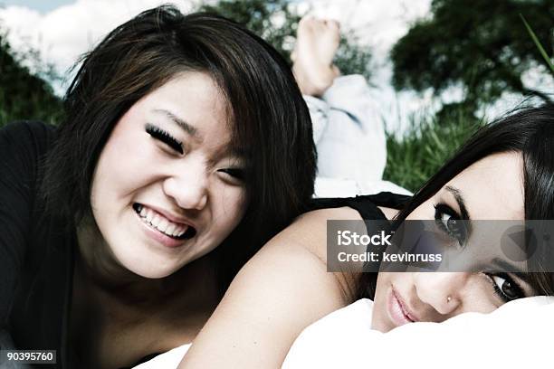 Asiática Feliz E Seu Amigo Pôr Fora - Fotografias de stock e mais imagens de Adolescente - Adolescente, Adulto, Alegria