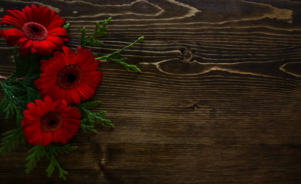 istock Valentines Flowers on Wood Background 903963520