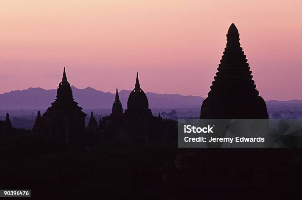 Templo Siluetas De Bagán Myanmar Foto de stock y más banco de imágenes de Aire libre - Aire libre, Ajardinado, Antiguo