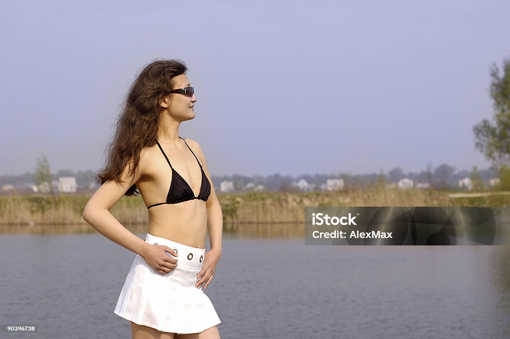 Piękna Dziewczyna w bikini i mini na jezioro - Zbiór zdjęć royalty-free (Aktywny tryb życia)
