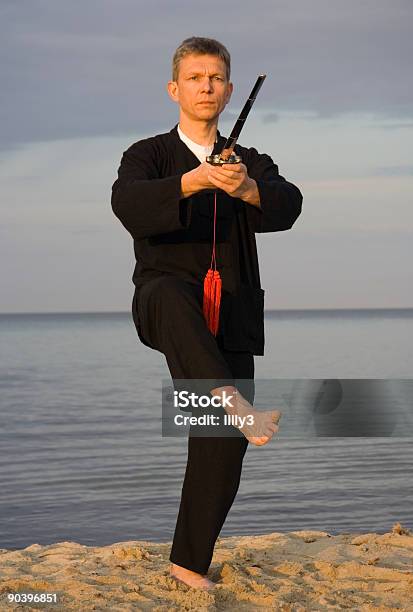 Tai Chi Schwert Stockfoto und mehr Bilder von 40-44 Jahre - 40-44 Jahre, Arme hoch, Asiatischer Kampfsport