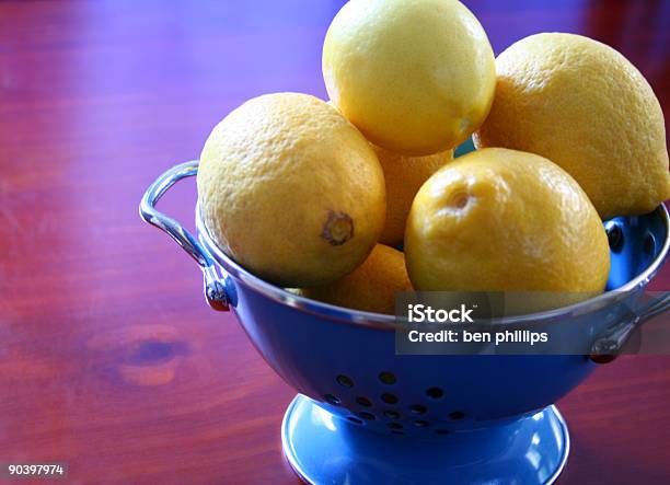 Esmalte Bowl De Limones Foto de stock y más banco de imágenes de Alimento - Alimento, Amarillo - Color, Azul