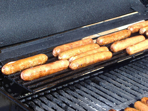 hot dog su il grill 2 - weenies foto e immagini stock