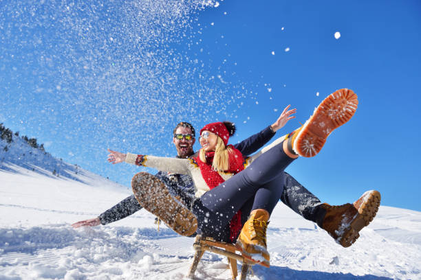 escena de invierno romántico, pareja joven feliz divertirse en fresco ver invierno vacatio, paisaje de la naturaleza de la montaña - deslizarse en trineo fotografías e imágenes de stock