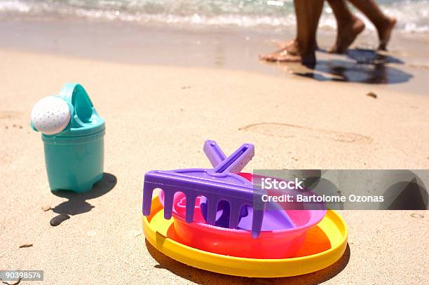 Пляжные Игрушки — стоковые фотографии и другие картинки Без людей - Без людей, Вода, Горизонтальный
