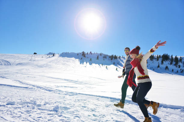 재미 있는 쌍 경사 아래로 실행 - ski women winter fashion 뉴스 사진 이미지