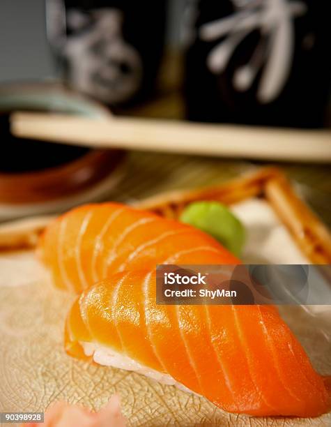 Foto de Sushi Nigiri Com Salmão e mais fotos de stock de Abacate - Abacate, Alimentação Saudável, Antepasto