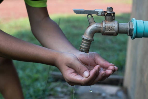 istock Close-Up Boy With Hands Cupped At Faucet 903993572