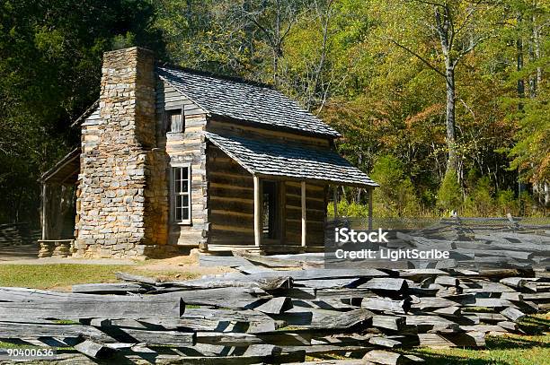 Log Cabin Cades Cove Parco Nazionale Great Smoky Mountains - Fotografie stock e altre immagini di Albero