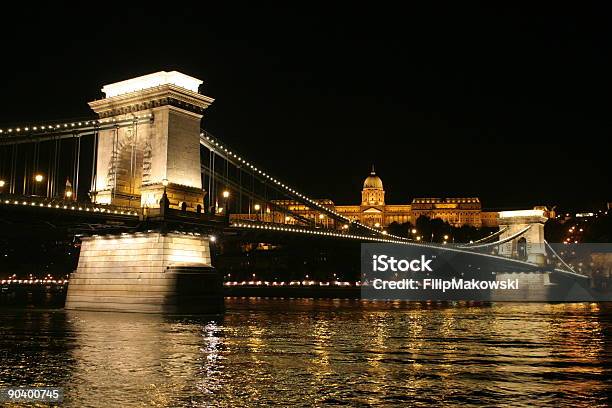 Budapeste Cadeia De Ponte Sobre O Rio Danúbio - Fotografias de stock e mais imagens de Amarelo - Amarelo, Ao Ar Livre, Arquitetura