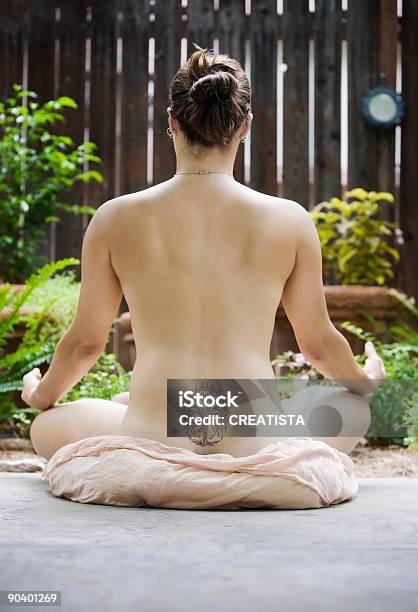 Retro Di Un Nudo Di Donna Meditare - Fotografie stock e altre immagini di Donne - Donne, Solo una donna, Abbronzatura