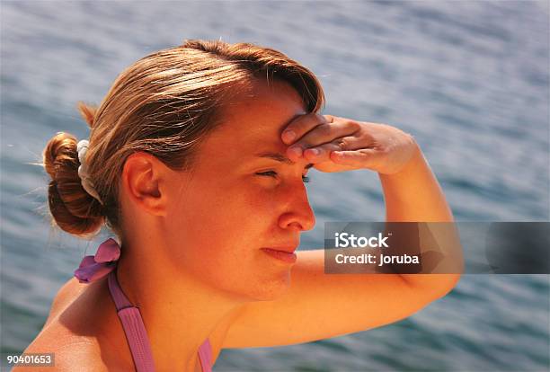 Looker Stockfoto und mehr Bilder von Aussicht genießen - Aussicht genießen, Bikini, Blick durchs Fenster