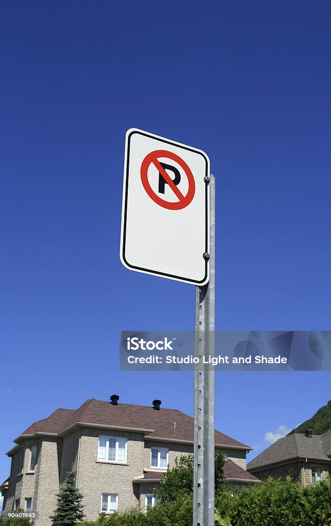 Placa de Proibido Estacionar na frente de uma casa nova - Royalty-free Ao Ar Livre Foto de stock
